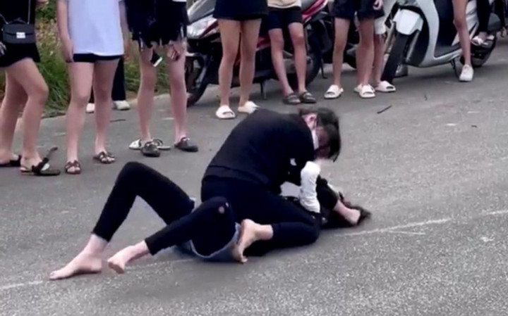 Nhiều học sinh quay clip 2 nữ sinh ở Thừa Thiên - Huế đánh nhau tại sân bóng - 1