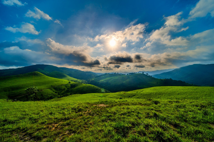 Ngọn đồi nằm giữa thành phố Uông Bí đẹp mơ màng sau mỗi lần ‘thay áo’ - 3