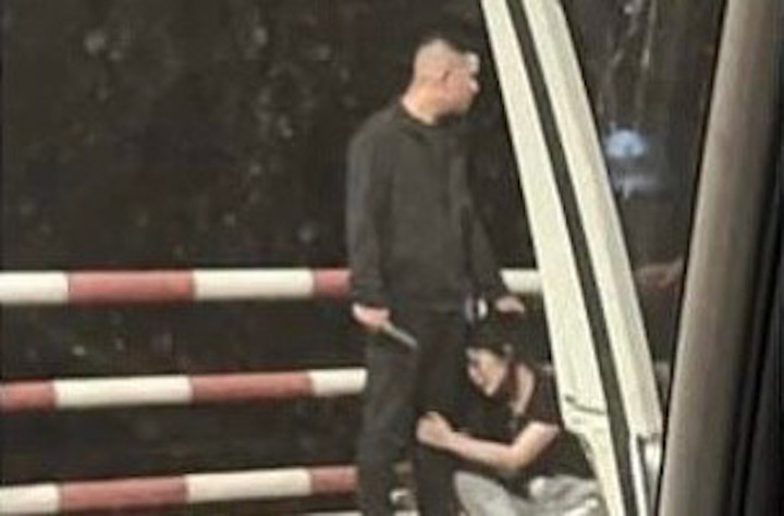 Bắt kẻ đâm gục nam thanh niên trên phố ở Hà Nội, ép bạn gái nạn nhân lên taxi - 1