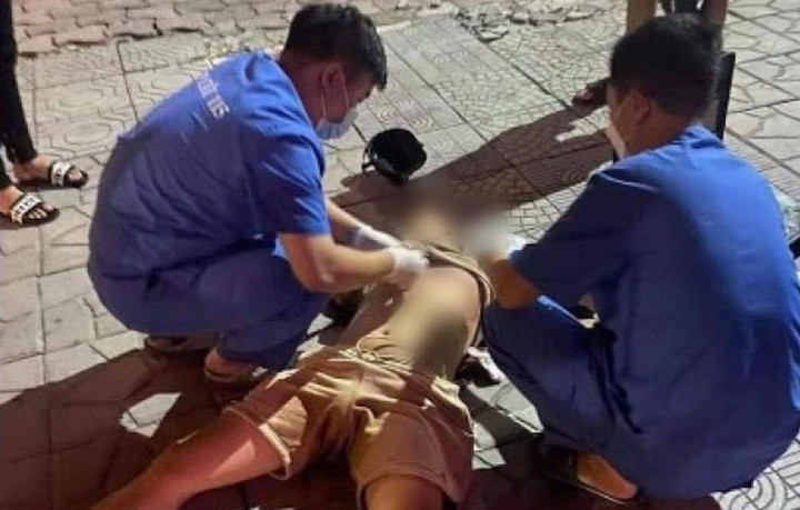 Bắt tài xế chở kẻ đâm chết nam thanh niên trên phố Hà Nội, ép cô gái lên taxi - 1