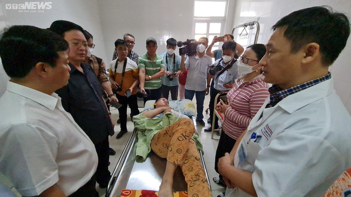 Nạn nhân nữ bị thương trong vụ sập tường: 'Tôi chỉ muốn về nhà chịu tang chồng' - 1