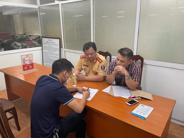 Phạt 5 triệu đồng tài xế dán băng dính, sửa biển 30E thành 30F - 1