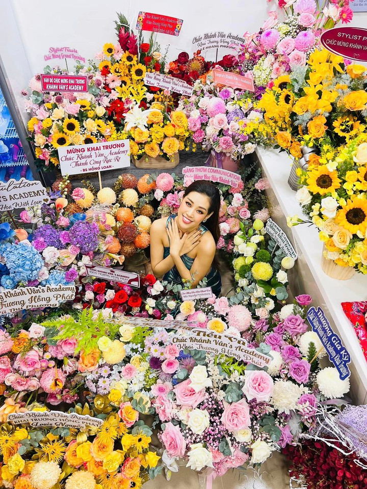 Sao Việt 18/9: Lệ Quyên diện bikini hở táo bạo ở tuổi 41 - 8