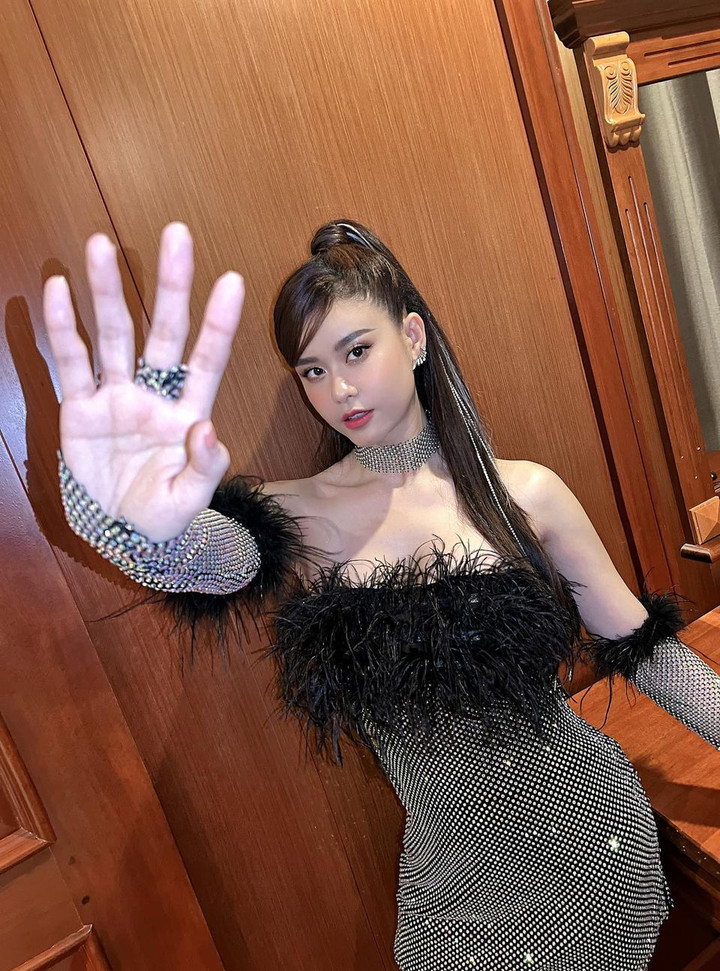 Sao Việt 18/9: Lệ Quyên diện bikini hở táo bạo ở tuổi 41 - 4