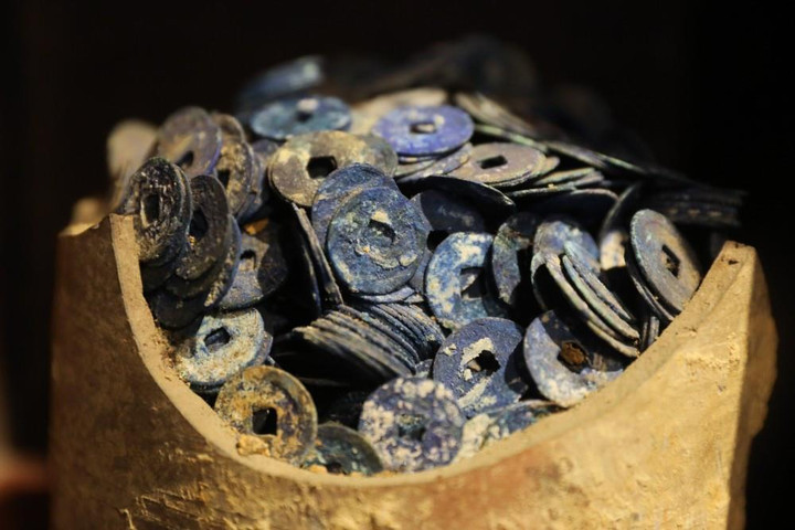 Bộ sưu tập tiền cổ “độc nhất vô nhị” của đại gia Sài Gòn - Hình 5 Bộ sưu tập tiền cổ 'độc nhất vô nhị' của đại gia Sài Gòn - 5