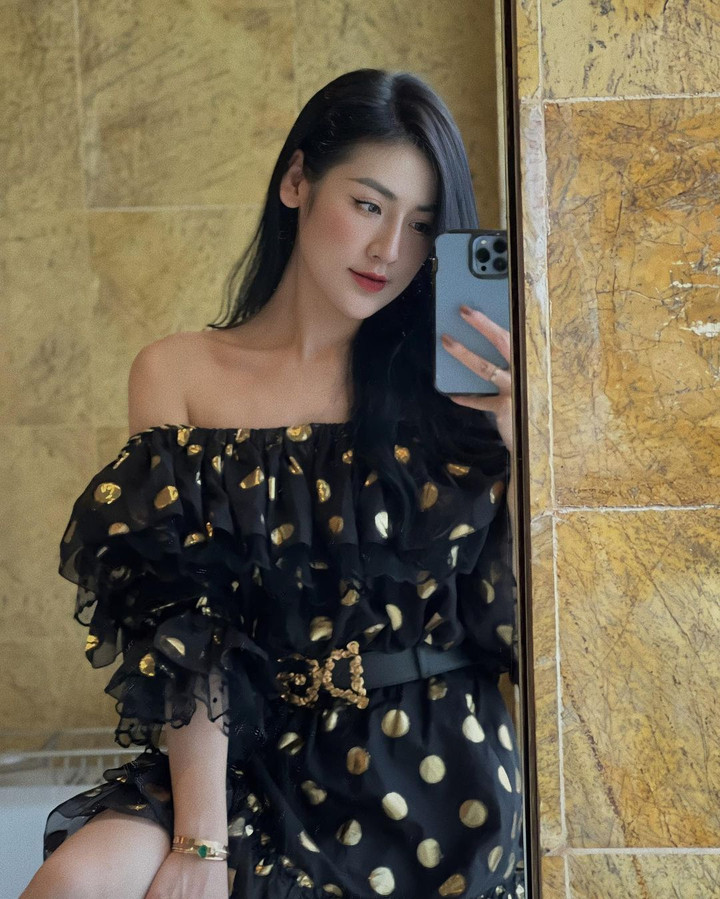 Sao Việt 18/9: Lệ Quyên diện bikini hở táo bạo ở tuổi 41 - 10