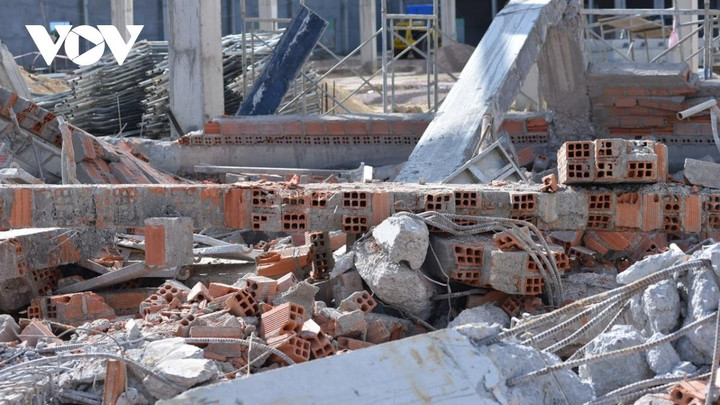 Bình Định lập tổ công tác điều tra vụ sập tường làm 11 người thương vong - 1