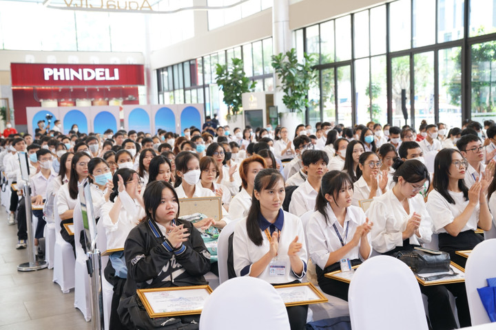 Học bổng NovaGroup trao đi, ước mơ sinh viên được “chắp cánh” - 3