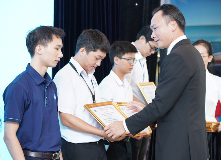 Học bổng NovaGroup trao đi, ước mơ sinh viên được “chắp cánh” - 4