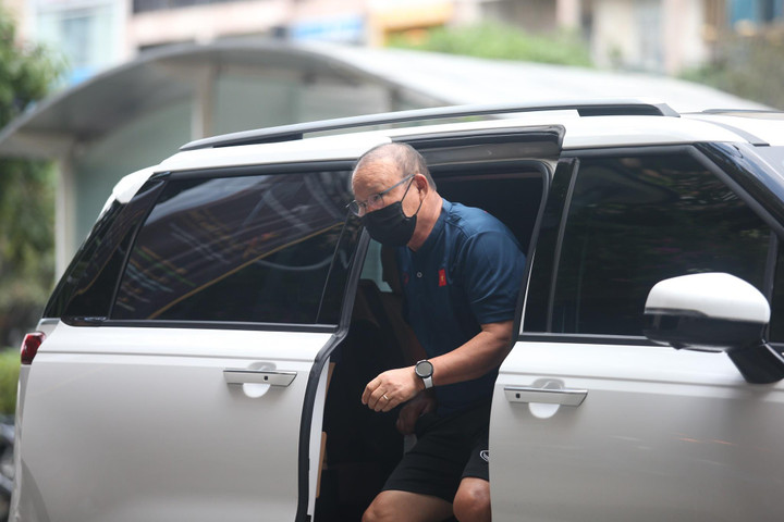 Tuyển Việt Nam hội quân chuẩn bị đấu Ấn Độ, Singapore - 14