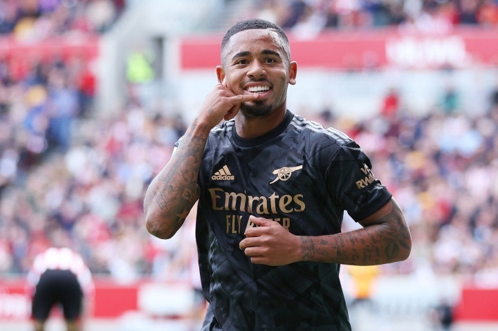 Đánh bại Brentford, Arsenal lấy lại ngôi đầu từ Man City - 1