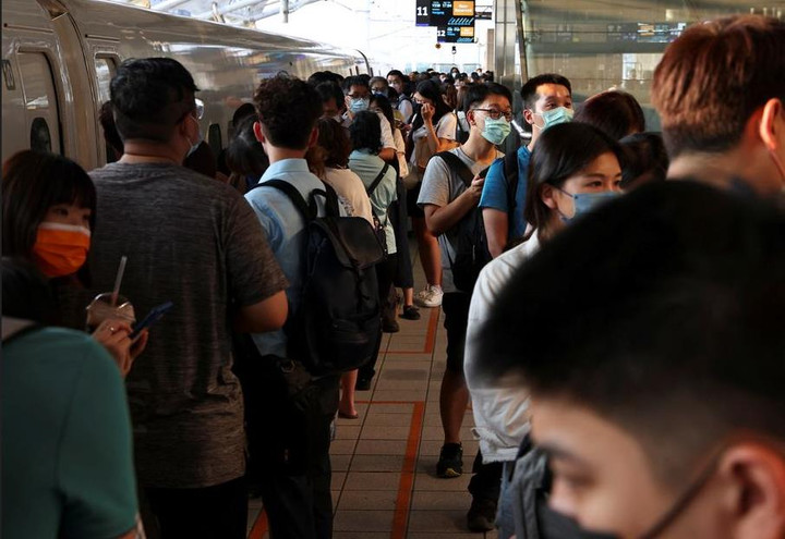 Ảnh: Nhà sập, tàu trật đường ray sau trận động đất ở ngoài khơi Đài Loan - 7