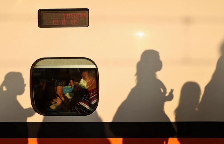 Ảnh: Nhà sập, tàu trật đường ray sau trận động đất ở ngoài khơi Đài Loan - 6