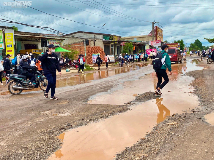 Cận cảnh tuyến đường liên xã chằng chịt ‘ổ voi, ổ gà’ ở Đắk Nông, dân kêu trời - 8