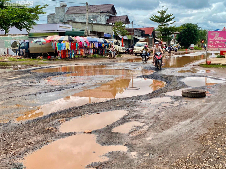 Cận cảnh tuyến đường liên xã chằng chịt ‘ổ voi, ổ gà’ ở Đắk Nông, dân kêu trời - 4