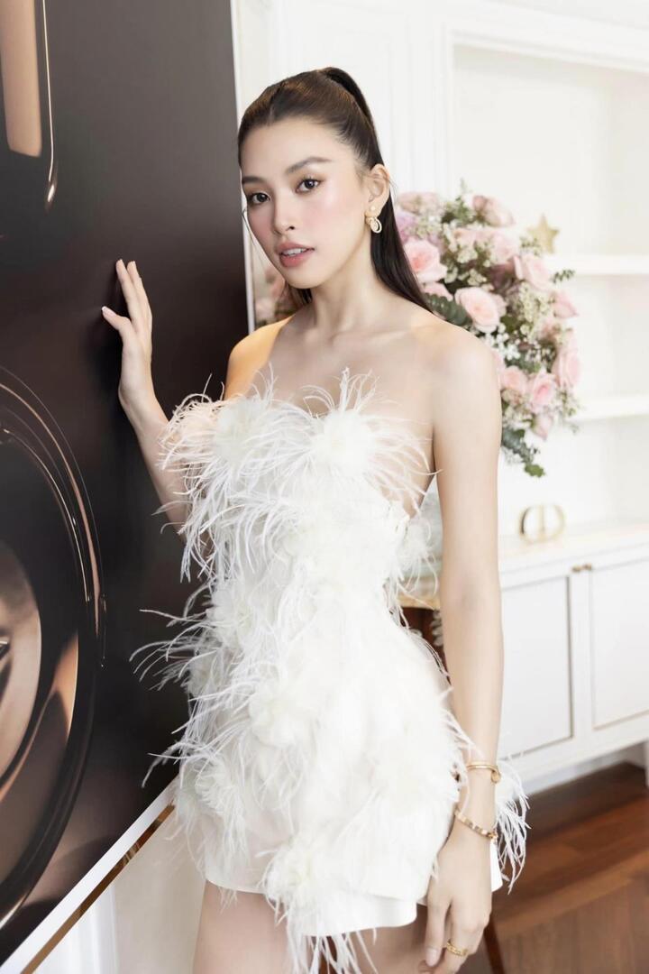 Hoa hậu Tiểu Vy diện đầm lông vũ kiêu sa như công chúa - 3
