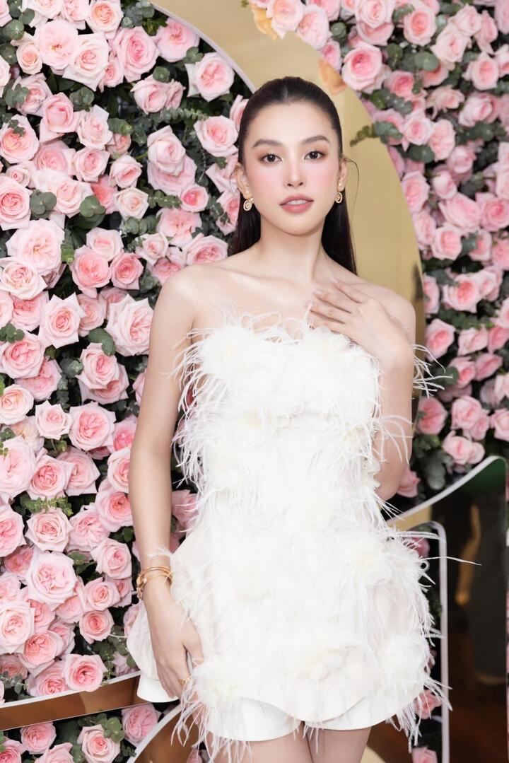 Hoa hậu Tiểu Vy diện đầm lông vũ kiêu sa như công chúa - 4