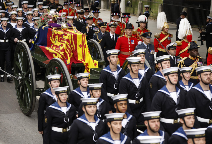 Ảnh: 142 thủy thủ kéo linh xa chở linh cữu Nữ hoàng tới Tu viện Westminster - 5