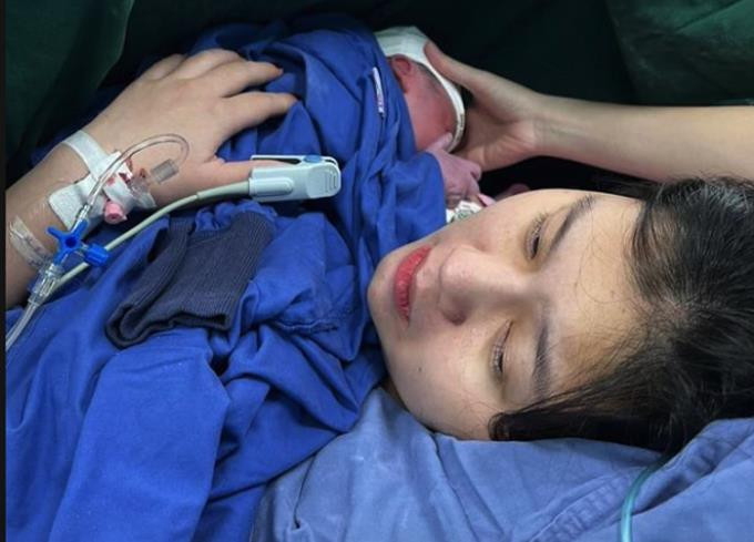 Vừa lên chức bố, trung vệ ĐTQG Việt Nam lên tuyển tập trung ngay trong đêm - 1