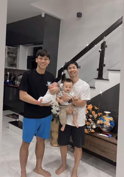 Những người hùng của đội tuyển Việt Nam đã lên chức bố - 2