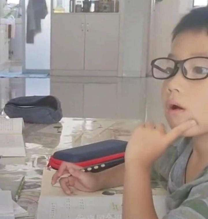 Chê mẹ hung dữ khi kèm em trai học, cô bé bật khóc sau khi thế vị trí của mẹ - 4