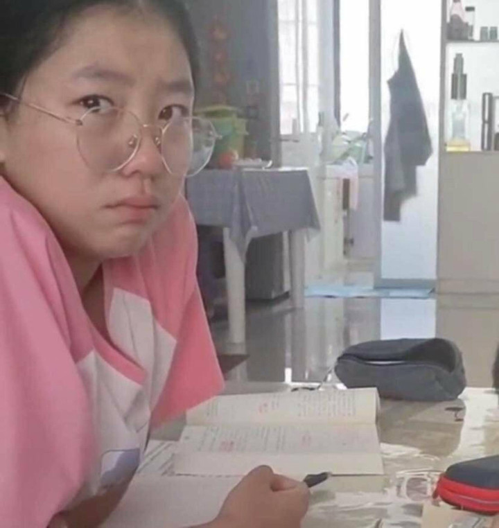 Chê mẹ hung dữ khi kèm em trai học, cô bé bật khóc sau khi thế vị trí của mẹ - 3