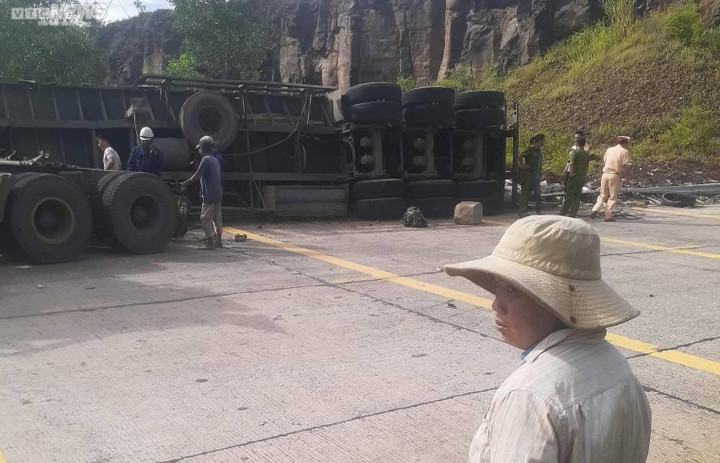 Phú Yên: Xe đầu kéo đâm vào vách đá khiến 2 người thương vong - 1