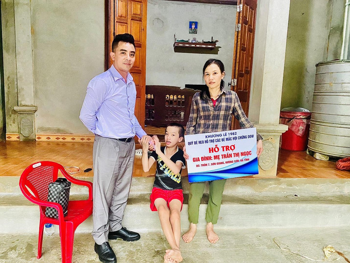 Ông bố đơn thân tận tâm chăm con mắc bệnh Down, hết lòng vì cộng đồng - 2