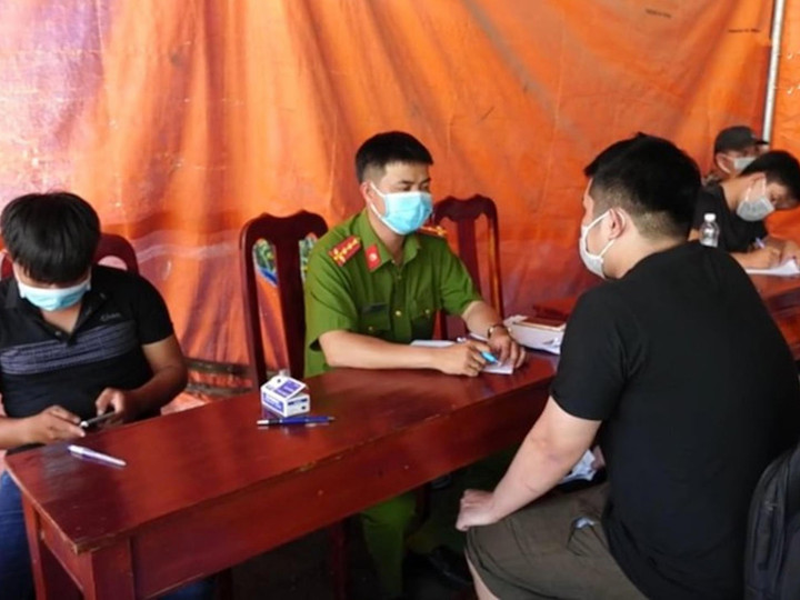 Hàng trăm lao động ‘việc nhẹ, lương cao’ từ Campuchia về nước - 3