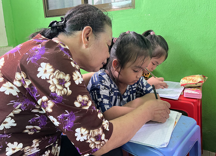 Cô giáo miền Tây 20 năm biến hiên nhà thành lớp học cho trẻ em nghèo - 1