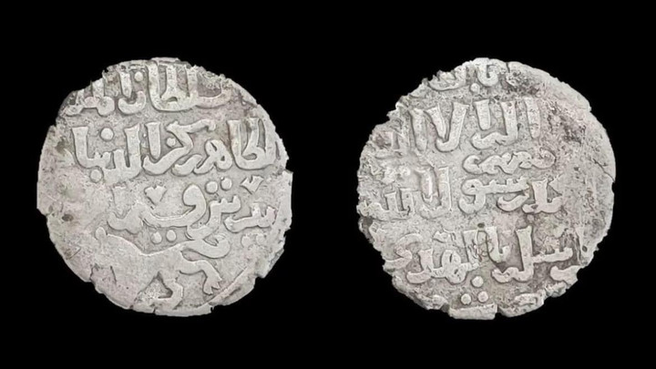 Tìm thấy kho tiền vàng gần 1.000 năm tuổi phía sau đền thờ Ai Cập - 1