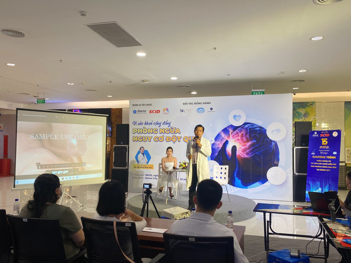 Đi trung tâm thương mại được khám bệnh và tư vấn sức khỏe miễn phí - 2