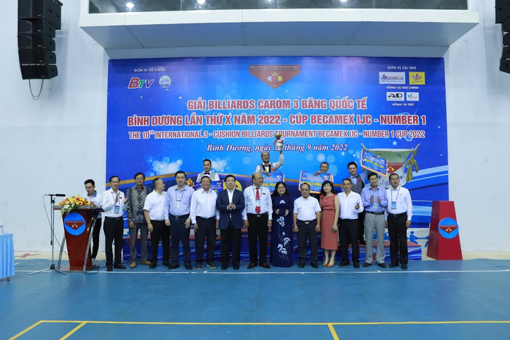 Number 1 tiếp sức 64 cơ thủ tại giải Billiards Carom 3 băng quốc tế Bình Dương - 1