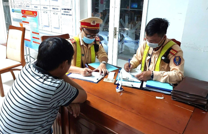 Vi phạm nồng độ cồn, 'ma men' để lại xe cho công an rồi bỏ đi - 2