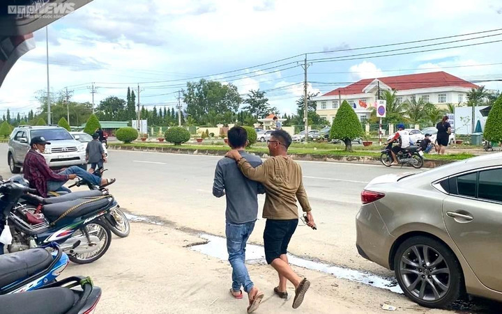 Thấp thỏm ở cửa khẩu, chờ đón em đi làm 'việc nhẹ lương cao' về từ Campuchia - 3