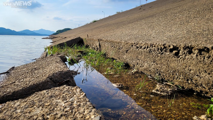 Ảnh: Hồ chứa nước 345 triệu m3 xuống cấp trước mùa mưa lũ cận kề - 3