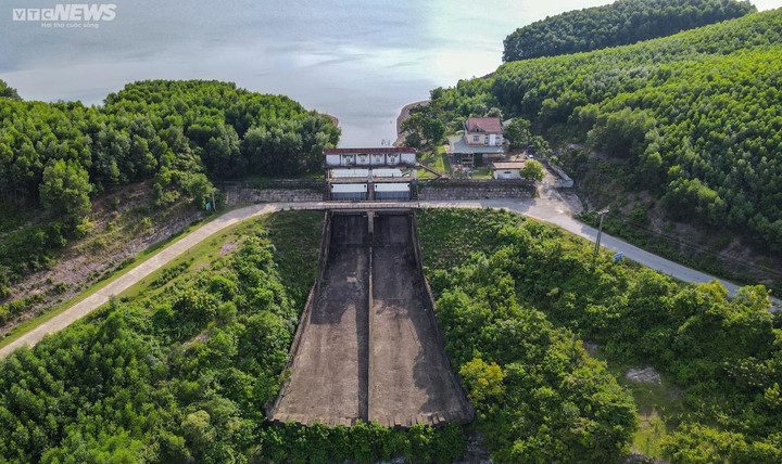 Ảnh: Hồ chứa nước 345 triệu m3 xuống cấp trước mùa mưa lũ cận kề - 5