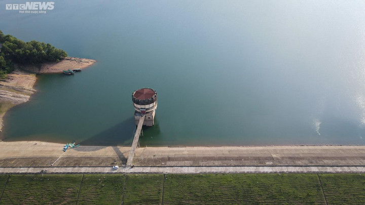 Ảnh: Hồ chứa nước 345 triệu m3 xuống cấp trước mùa mưa lũ cận kề - 1