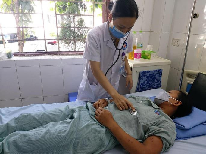 Người phụ nữ trẻ nguy kịch vì bị 70 nốt ong vò vẽ đốt - Ảnh 2. Bị ong vò vẽ đốt 70 nốt, người phụ nữ trẻ nguy kịch - 2