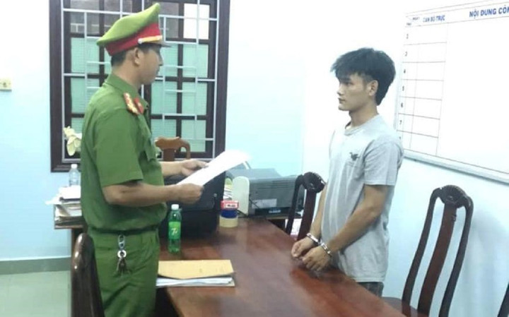 Khởi tố kẻ mang theo cần sa, tông CSGT khi bị kiểm tra - 1