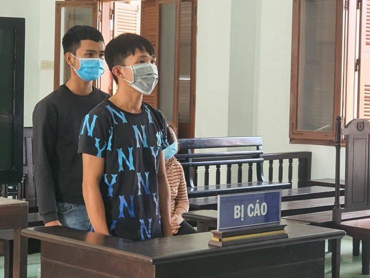 Chiếm đoạt gần 500 triệu đồng tiền từ thiện, hai thanh niên lĩnh án 6 năm tù - 1