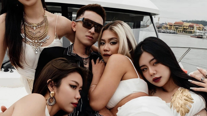 Bình Gold từng bị VTV nêu tên trong số những nghệ sĩ có sản phẩm dung tục, phản cảm.