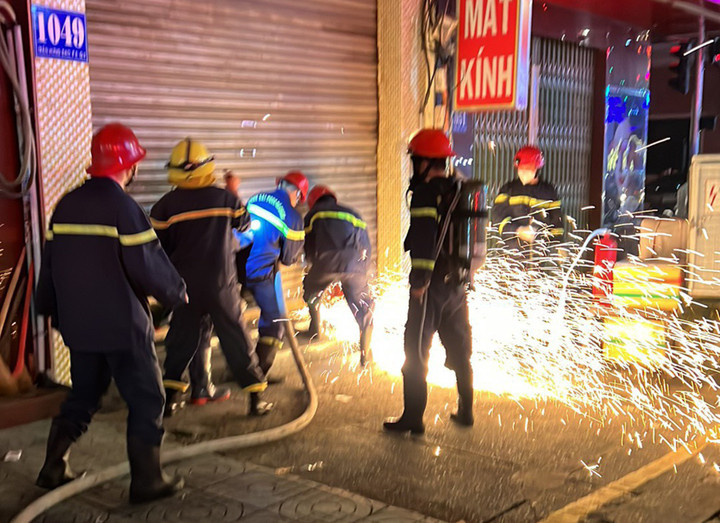 Cảnh sát TP.HCM phá cửa, dùng xe thang cứu 7 người thoát đám cháy ở thẩm mỹ viện - 1