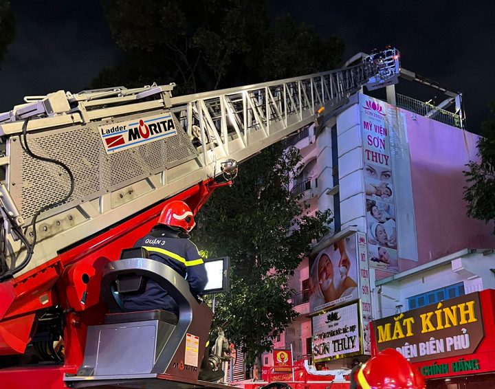 Cảnh sát TP.HCM phá cửa, dùng xe thang cứu 7 người thoát đám cháy ở thẩm mỹ viện - 2