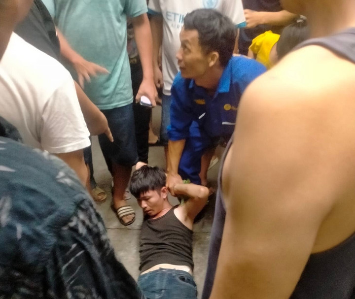 Xông vào tiệm vàng đập bể tủ kính ném vàng ra đường - 1