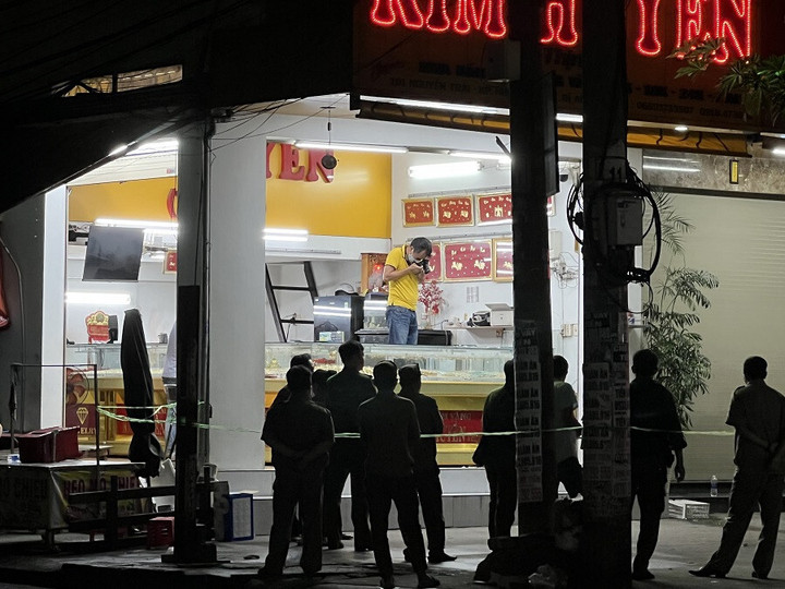 Xông vào tiệm vàng đập bể tủ kính ném vàng ra đường - 2