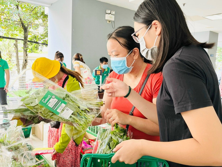 Đông đúc khách hàng chọn mua rau củ 'xịn' ở các cửa hàng thực phẩm Co.op Food - 1