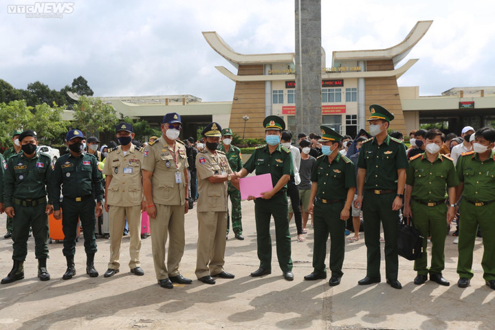 71 người tháo chạy khỏi casino ở Campuchia đã về nước - 3