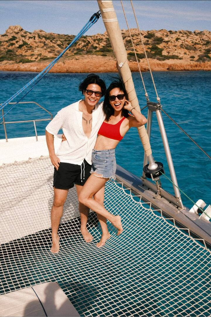 Sao Việt 22/9: Nghe lời chồng, Ngô Thanh Vân thỏa sức phơi nắng ở biển - 1