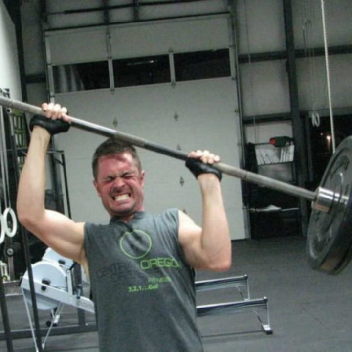 Khoảnh khắc khó đỡ bắt gặp trong phòng gym khiến dân tình ngỡ đi nhầm chỗ - 2